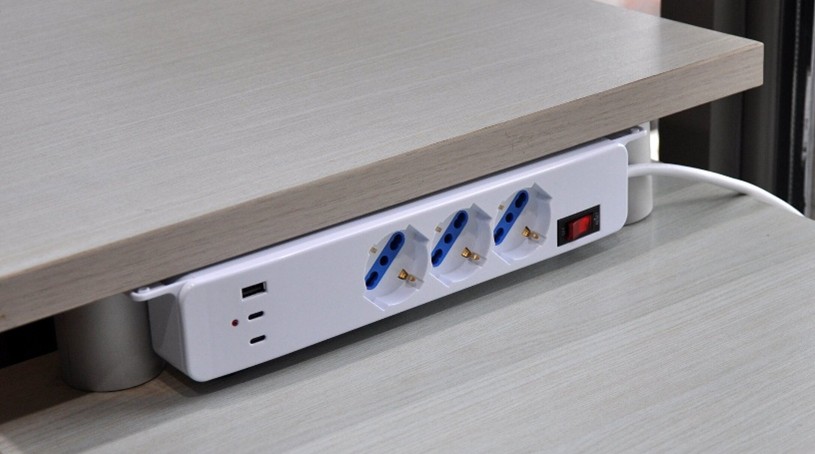 MK2608 - Multipresa bianca da scrivania con interruttore, 3 posizioni schuko bipasso + 2 USB-C fast charge e 1 USB-A, spina 90° 16A 2P+T, cavo 1,8mt