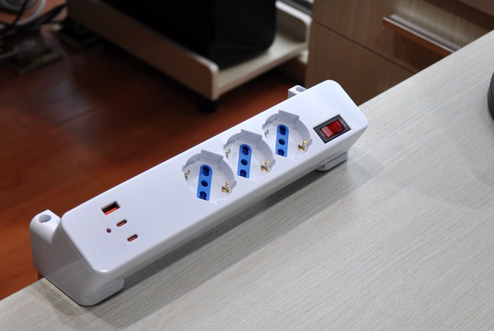 MK2608 - Multipresa bianca da scrivania con interruttore, 3 posizioni schuko bipasso + 2 USB-C fast charge e 1 USB-A, spina 90° 16A 2P+T, cavo 1,8mt